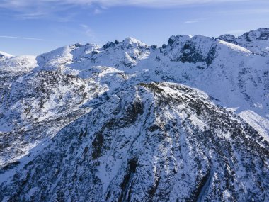 Bulgaristan 'ın Malyovitsa zirvesi yakınlarındaki Rila Dağı' nın kış manzarası