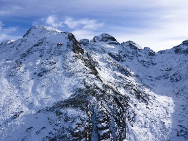 Bulgaristan 'ın Malyovitsa zirvesi yakınlarındaki Rila Dağı' nın kış manzarası