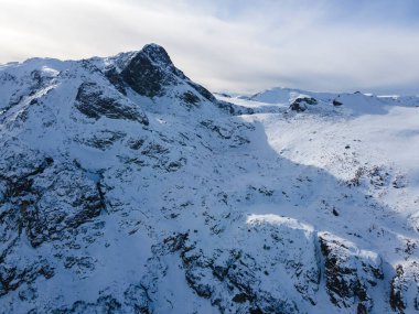Bulgaristan 'ın Malyovitsa zirvesi yakınlarındaki Rila Dağı' nın kış manzarası