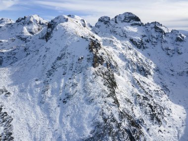 Bulgaristan 'ın Malyovitsa zirvesi yakınlarındaki Rila Dağı' nın kış manzarası