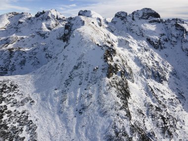 Bulgaristan 'ın Malyovitsa zirvesi yakınlarındaki Rila Dağı' nın kış manzarası
