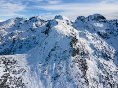Bulgaristan 'ın Malyovitsa zirvesi yakınlarındaki Rila Dağı' nın kış manzarası