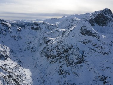 Bulgaristan 'ın Malyovitsa zirvesi yakınlarındaki Rila Dağı' nın kış manzarası