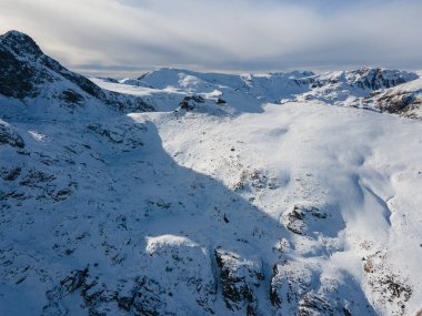 Bulgaristan 'ın Malyovitsa zirvesi yakınlarındaki Rila Dağı' nın kış manzarası