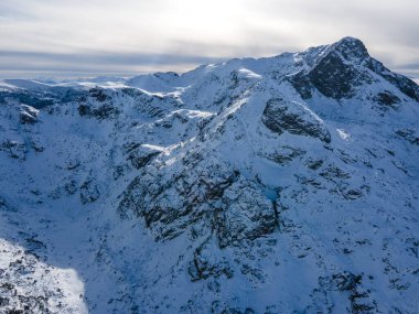 Bulgaristan 'ın Malyovitsa zirvesi yakınlarındaki Rila Dağı' nın kış manzarası