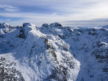 Bulgaristan 'ın Malyovitsa zirvesi yakınlarındaki Rila Dağı' nın kış manzarası