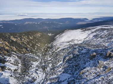 Bulgaristan 'ın Malyovitsa zirvesi yakınlarındaki Rila Dağı' nın kış manzarası
