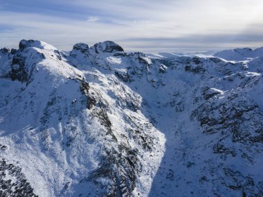 Bulgaristan 'ın Malyovitsa zirvesi yakınlarındaki Rila Dağı' nın kış manzarası