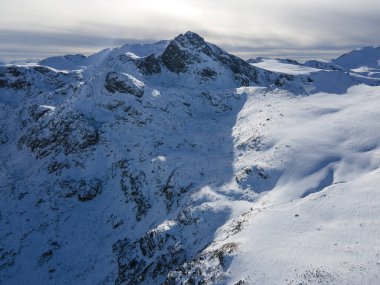 Bulgaristan 'ın Malyovitsa zirvesi yakınlarındaki Rila Dağı' nın kış manzarası