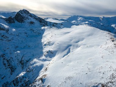 Bulgaristan 'ın Malyovitsa zirvesi yakınlarındaki Rila Dağı' nın kış manzarası