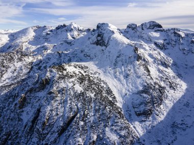 Bulgaristan 'ın Malyovitsa zirvesi yakınlarındaki Rila Dağı' nın kış manzarası