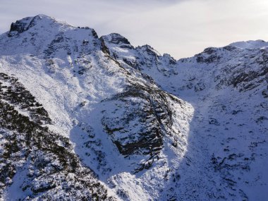 Bulgaristan 'ın Malyovitsa zirvesi yakınlarındaki Rila Dağı' nın kış manzarası