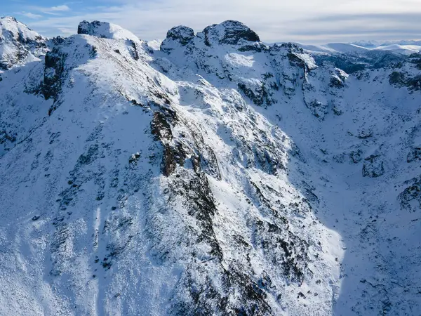 Bulgaristan 'ın Malyovitsa zirvesi yakınlarındaki Rila Dağı' nın kış manzarası