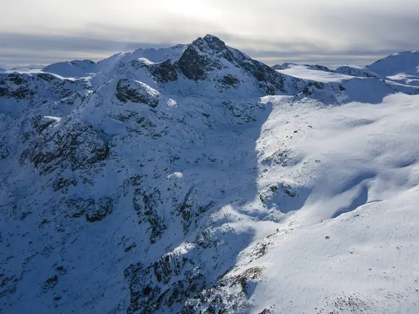 Bulgaristan 'ın Malyovitsa zirvesi yakınlarındaki Rila Dağı' nın kış manzarası