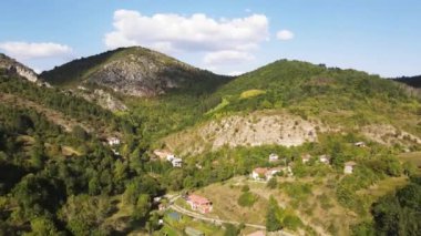 Bulgaristan 'ın Pernik Bölgesi Dragovski kamak Tepesi yakınlarındaki Greben Dağı' nın şaşırtıcı sonbahar manzarası