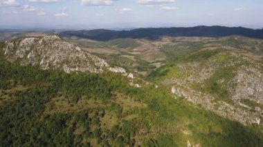 Bulgaristan 'ın Pernik Bölgesi Dragovski kamak Tepesi yakınlarındaki Greben Dağı' nın şaşırtıcı sonbahar manzarası