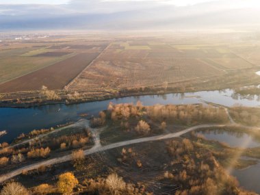 Bulgaristan 'ın Filibe kenti yakınlarındaki Maritsa Nehri' nin hava gün batımı manzarası