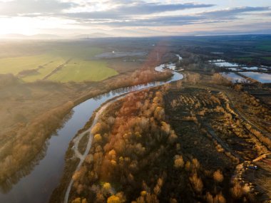 Bulgaristan 'ın Filibe kenti yakınlarındaki Maritsa Nehri' nin hava gün batımı manzarası