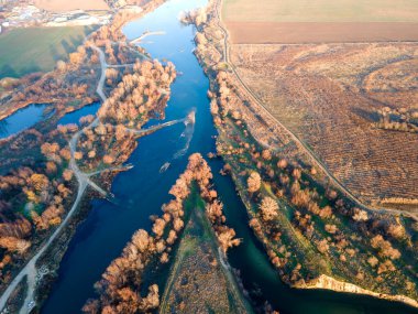 Bulgaristan 'ın Filibe kenti yakınlarındaki Maritsa Nehri' nin hava gün batımı manzarası