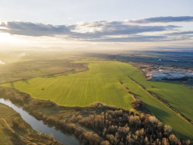 Bulgaristan 'ın Filibe kenti yakınlarındaki Maritsa Nehri' nin hava gün batımı manzarası