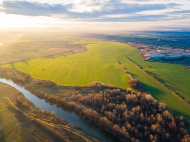 Bulgaristan 'ın Filibe kenti yakınlarındaki Maritsa Nehri' nin hava gün batımı manzarası