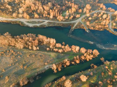 Bulgaristan 'ın Filibe kenti yakınlarındaki Maritsa Nehri' nin hava gün batımı manzarası