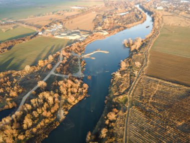 Bulgaristan 'ın Filibe kenti yakınlarındaki Maritsa Nehri' nin hava gün batımı manzarası