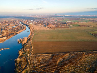 Bulgaristan 'ın Filibe kenti yakınlarındaki Maritsa Nehri' nin hava gün batımı manzarası