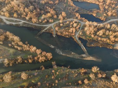 Bulgaristan 'ın Filibe kenti yakınlarındaki Maritsa Nehri' nin hava gün batımı manzarası