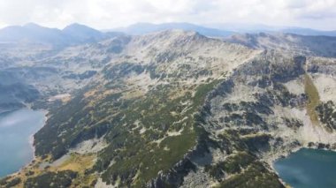 Bulgaristan 'ın Kokuşmuş Göl (Smradlivoto Gölü) yakınlarındaki Rila Dağı' nın şaşırtıcı hava manzarası