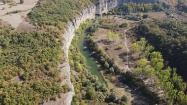 Bulgaristan 'ın Lovech bölgesindeki Vit Nehri' ndeki Aglen Kanyonu 'nun şaşırtıcı hava manzarası