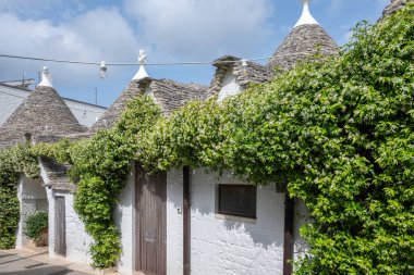 Apulia Bölgesi, İtalya 'nın Alberobello şehrinin muhteşem manzarası.