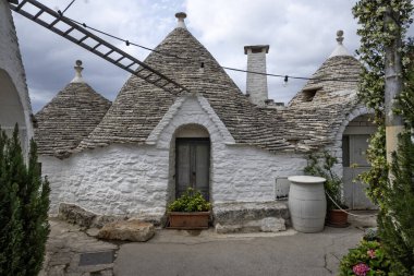 Apulia Bölgesi, İtalya 'nın Alberobello şehrinin muhteşem manzarası.