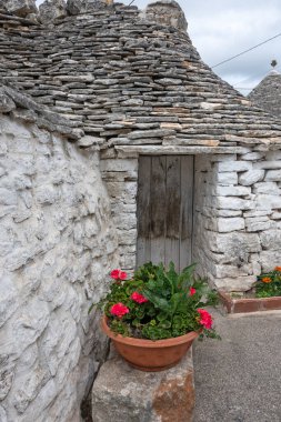 Apulia Bölgesi, İtalya 'nın Alberobello şehrinin muhteşem manzarası.