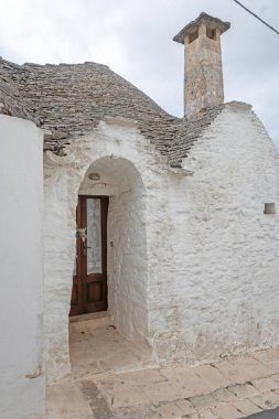 Apulia Bölgesi, İtalya 'nın Alberobello şehrinin muhteşem manzarası.