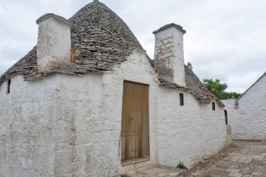 Apulia Bölgesi, İtalya 'nın Alberobello şehrinin muhteşem manzarası.
