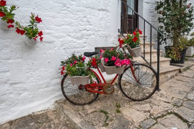 Apulia Bölgesi, İtalya 'nın Alberobello şehrinin muhteşem manzarası.