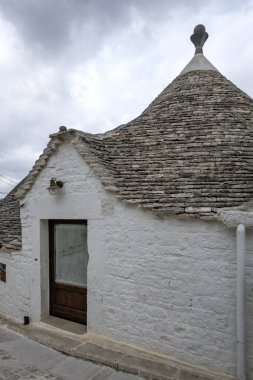 Apulia Bölgesi, İtalya 'nın Alberobello şehrinin muhteşem manzarası.