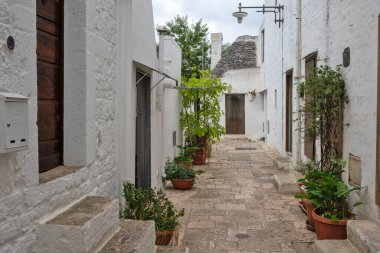 Apulia Bölgesi, İtalya 'nın Alberobello şehrinin muhteşem manzarası.
