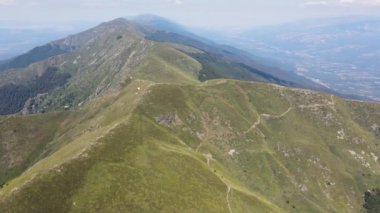 Bulgaristan 'ın Blagoevgrad bölgesindeki Kongur tepesi etrafındaki Belasitsa Dağı' nın havadan yaz manzarası