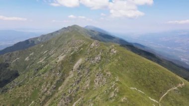 Bulgaristan 'ın Blagoevgrad bölgesindeki Kongur tepesi etrafındaki Belasitsa Dağı' nın havadan yaz manzarası