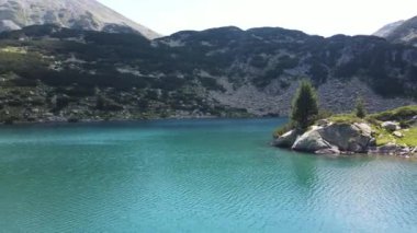 Bulgaristan 'ın Banderitsa gölünün etrafındaki Pirin Dağı' nın şaşırtıcı hava manzarası