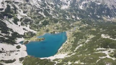 Bulgaristan 'ın Banderitsa gölünün etrafındaki Pirin Dağı' nın şaşırtıcı hava manzarası