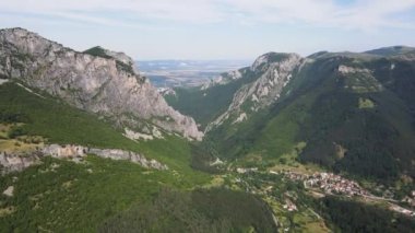 Bulgaristan 'ın Balkan Dağları' ndaki Vratsata Geçidi Şaşırtıcı Havacılık Yaz Manzarası