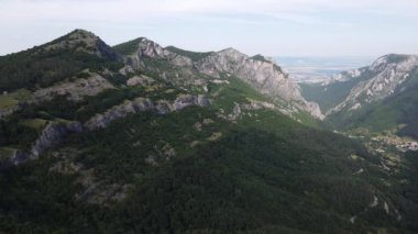 Bulgaristan 'ın Balkan Dağları' ndaki Vratsata Geçidi Şaşırtıcı Havacılık Yaz Manzarası