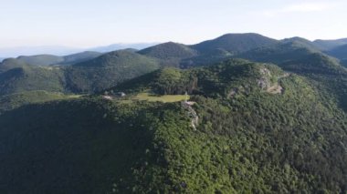 Bulgaristan 'ın Okolchitsa zirvesi yakınlarındaki Balkan Dağları' nın şaşırtıcı hava manzarası