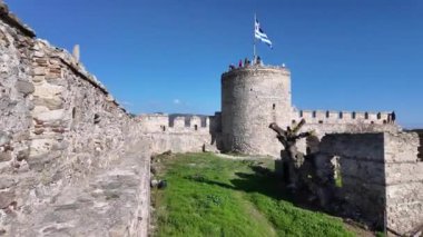 KAVALA, GREECE - 27 Aralık 2023: Eski Kavala kenti, Doğu Makedonya ve Trakya, Yunanistan