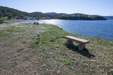 Kassandra 'nın Xina, Chalkidiki, Orta Makedonya ve Yunanistan köyü yakınlarındaki kıyı şeridinin inanılmaz manzarası