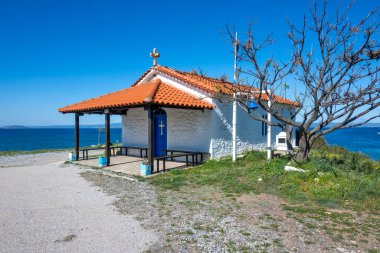 Kassandra 'nın Xina, Chalkidiki, Orta Makedonya ve Yunanistan köyü yakınlarındaki kıyı şeridinin inanılmaz manzarası