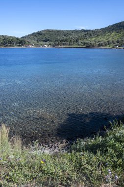 Kassandra 'nın Xina, Chalkidiki, Orta Makedonya ve Yunanistan köyü yakınlarındaki kıyı şeridinin inanılmaz manzarası